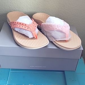 New Vionic Coral/Peach size 7 thong sandles
